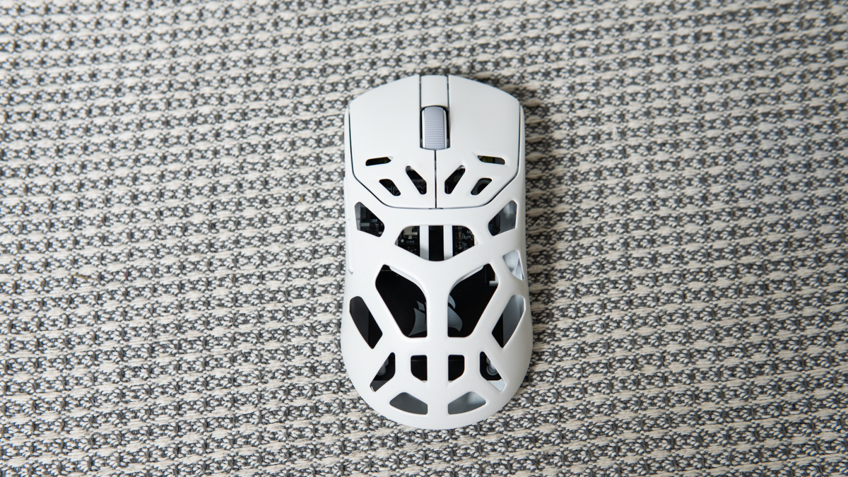 Đánh giá Corsair Sabre v2 Pro Wireless MG: Chuột chơi game không dây siêu nhẹ với vỏ magie và tần số quét 8.000 Hz