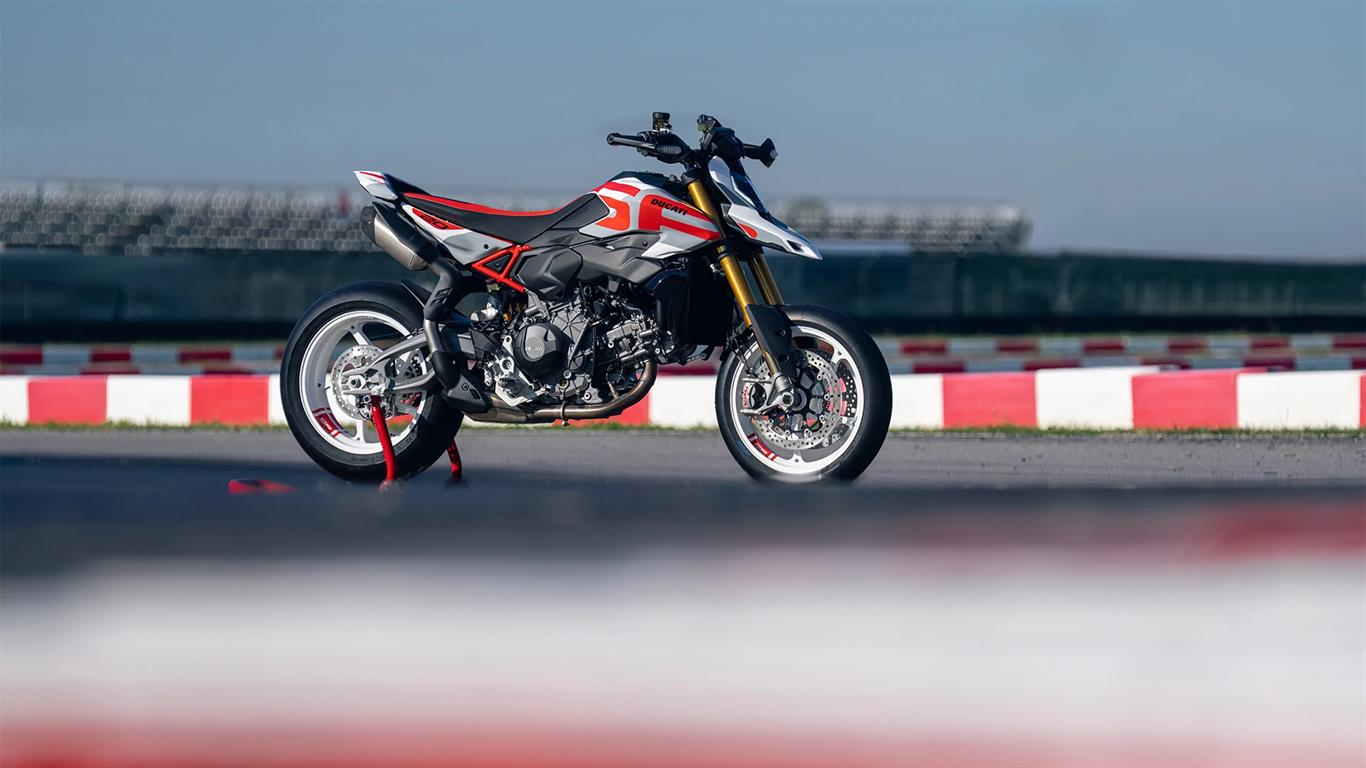EICMA 2025: Ducati trình làng Hypermotard V2 supermotard “thuần chất Ý”, mạnh hơn và hiện đại hơn