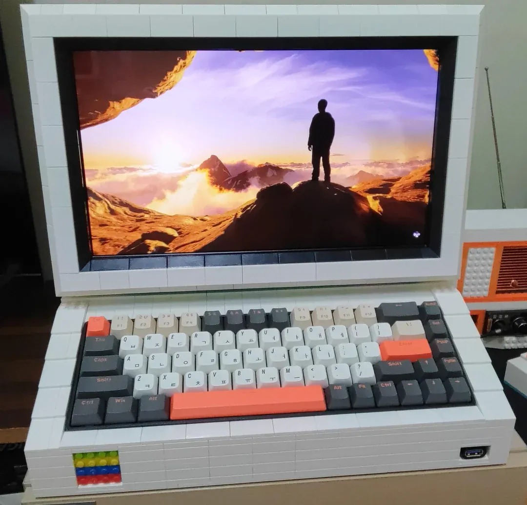 Game thủ tự chế PC Lego độc đáo: Từ case, màn hình đến bàn phím đều “xếp gạch”