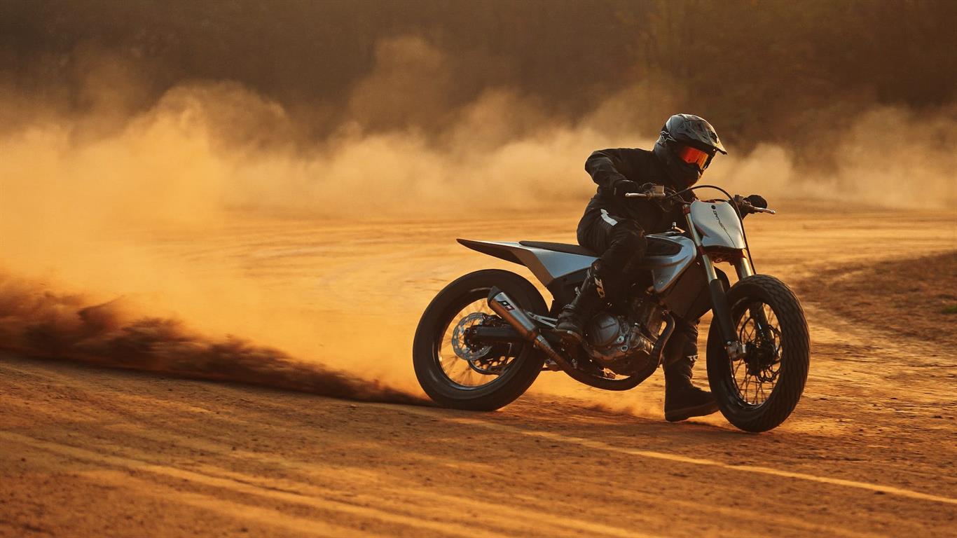 Mô tô địa hình khung carbon OMT 450c của Picasso Engineering chuẩn bị chinh phục đường đua băng tại St Moritz