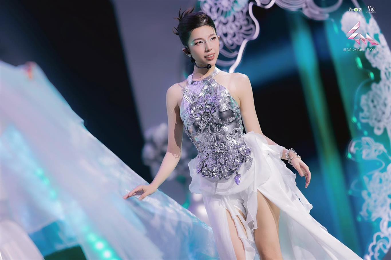 Tân binh Lamoon chiếm sóng Live Stage 1 Em Xinh Say Hi: Đẹp - Tài - Rap đỉnh, Netizen đòi cho đi thi hoa hậu gấp