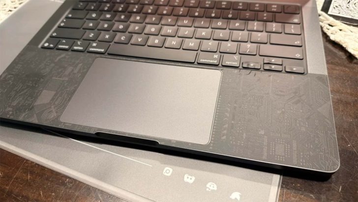 M5-Pro-MacBook-Pro-with-warped-arrow-keys-2-728x410